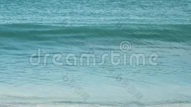蔚蓝的海浪<strong>翻滚</strong>在麦考海滩的岸边