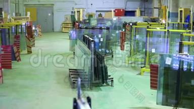 仓库在厂内进行平板玻璃的生产加工.. <strong>一包</strong>现成的玻璃储存在