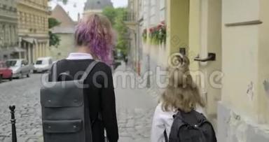 两个女孩带着背包上学，后景