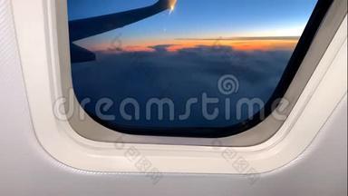 从飞机的舷窗可以<strong>看</strong>到<strong>神</strong>秘的天空景观，空中有浓密的云层和明亮的<strong>灯</strong>光