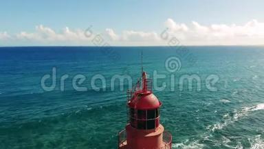 大海上的白色和红色灯塔。 大西洋海岸附近灯塔上的鸟瞰图。