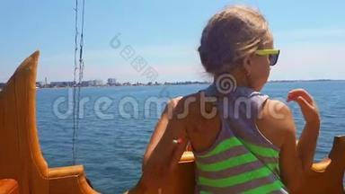 <strong>可爱</strong>的小女孩在海上坐船。 戴太阳镜的<strong>少女</strong>从船上看着城市。 <strong>少女</strong>