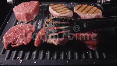 美味多汁的肉排在烤架上烹饪。 陈年珍贵烤大理石牛肉。 电烤炉，迷迭香