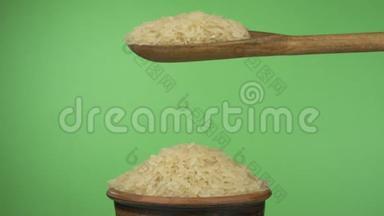 慢动作。在泥碗里的一堆种子上放一个木勺，米粒就可以得到<strong>足够</strong>的睡眠。