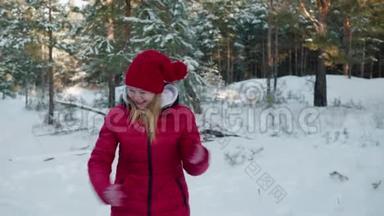 兴奋的女孩，穿着红色外套和<strong>帽子</strong>，在雪地林地跳舞，在<strong>冬</strong>天散步。 笑着年轻女子在<strong>冬</strong>天的森林里跳舞
