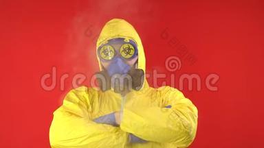 一个穿着化学防护服的男人，在夫妇周围，戴着防护面罩和眼镜，是生物危害的标志。 这就是