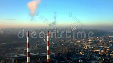 工厂在城市里，俯视着两根<strong>烟斗</strong>。