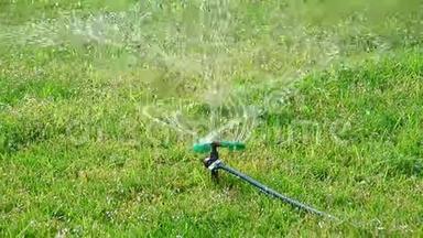 给草浇水。 自动草坪浇水系统..