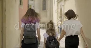 母亲和两个女儿的<strong>学生一起</strong>散步，后景