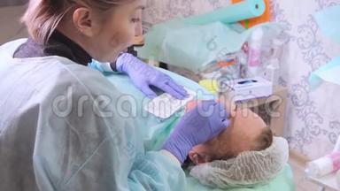 50岁的中年妇女在医生的脸上注射透明质酸