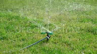喷洒灌溉系统在绿色公园工作，浇水和草坪。 喷头浇水