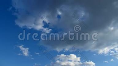 碧蓝的天空中的海草云。 白云在春天划过天空。