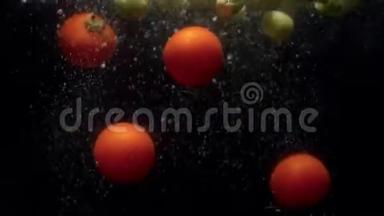 甘蓝和西红柿掉进水里溅起水花