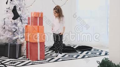 可爱的孩子为她的朋友和家人准备了一堆带白色丝带的红色礼品盒，数了数，然后睡着了。