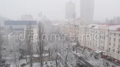 意想不到的降雪席卷了这座城市。 白色蓬松的雪覆盖了广场，街道和房屋的城市景观。