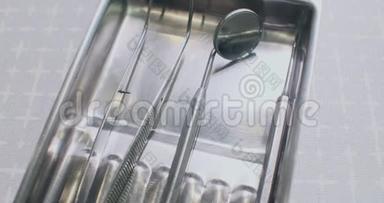 医疗牙科器械放在桌子上。 牙科卫生及健康
