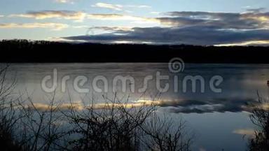 日落时，云彩随着池塘和树木的结冰而<strong>消散</strong>。捷克风景