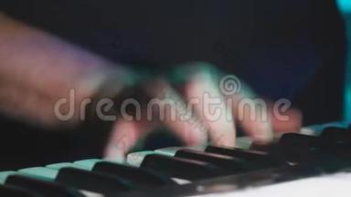 钢琴家或摇滚乐队的键盘手，近距离演奏合成器