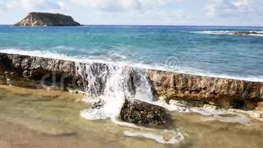 海水冲刷破坏了海岸线.. 水用力撞击岩石。