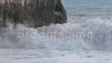 海水冲刷破坏了海岸线.. 水用力撞击岩石。 阿芙罗狄蒂岩