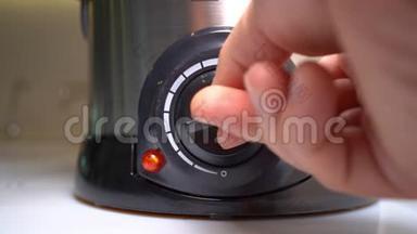 把温控器放到迷你油炸锅里。 快关门。