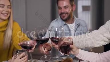 感恩节庆祝活动时，美丽的亲戚们一边喝着酒和果汁，一边碰杯