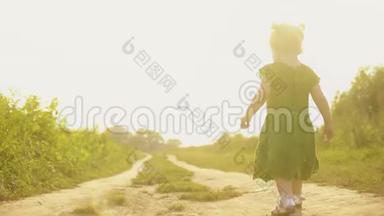 在阳光明媚的夏日傍晚，Stadicam拍摄了一张小女孩在乡间小路上散步的照片