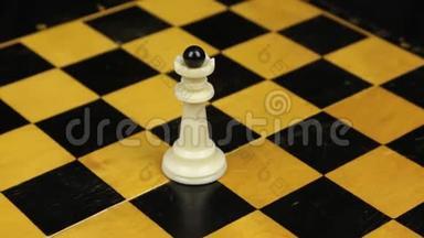 国际象棋皇后的身材在中间打板特写.. 轮换。