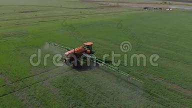 拖拉机用杀虫剂和树叶饲料处理田地