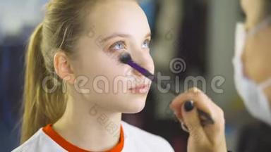 化妆师在工作。 <strong>眼部</strong>化妆。 化妆师在模特的脸上化妆