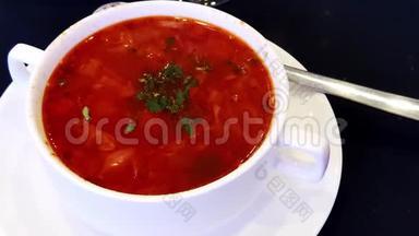 传统的乌克兰，俄罗斯，波兰民族汤，白碗上的红色蔬菜罗施.. 深色背景