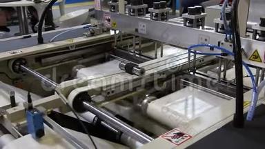 这段<strong>视频</strong>显示了一家<strong>生产</strong>塑料袋的<strong>工厂</strong>。