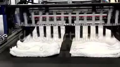 这段视频显示了一家生产塑料袋的工厂。