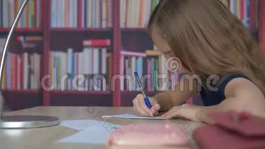 女生在<strong>书架背景</strong>上用钢笔写字. 学生女孩在舒适的<strong>办公室</strong>写作业
