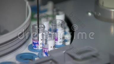 制药实验室自动生化分析仪，特写镜头