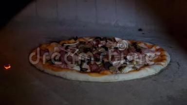 意大利比萨饼是在烤箱里煮的，传统的比萨饼是在餐馆用木头烤的烤箱里煮的。