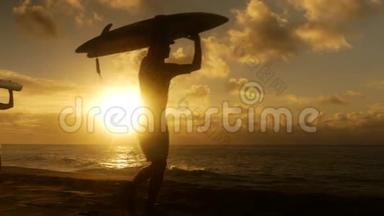 冲浪情侣在海滩上日落时分带着<strong>长长</strong>的冲浪板走着