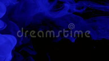 彩色空间背景。 蓝色水彩墨水在水中的黑色背景上。
