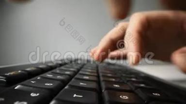 手指在黑色电脑键盘上打字。 特写镜头