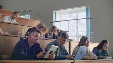 现代学生使用笔记本电脑和平板电脑<strong>讲课</strong>。 大学研究生