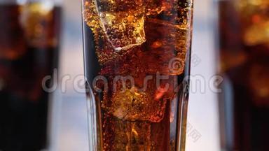 用可乐和冰块把杯子里的泡泡封闭起来。汽水冒出气泡