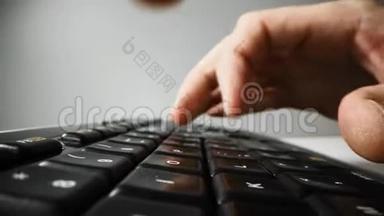 手指在黑色电脑键盘上打字。 小娃娃特写镜头