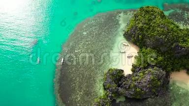 洛基岛上有一个白色的小海滩，空中无人机。 巴拿马群岛，菲律宾。 暑期和旅游度假理念..