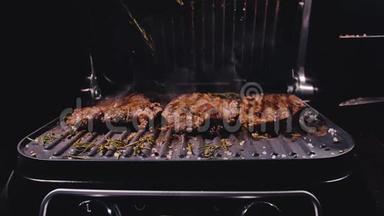 美味多汁的肉排在烤架上烹饪。 陈年珍贵烤大理石牛肉。 电烤炉，迷迭香
