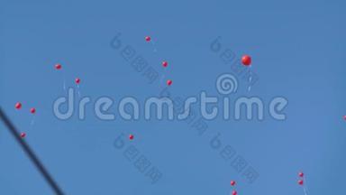 红色气球飞向天空。 假日