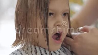 一个小女孩在美容院理发时打着<strong>大大</strong>的哈欠。
