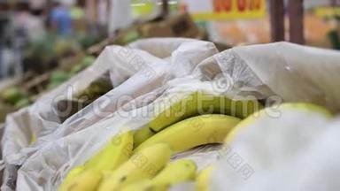 女孩在杂货店柜台拿成熟的香蕉