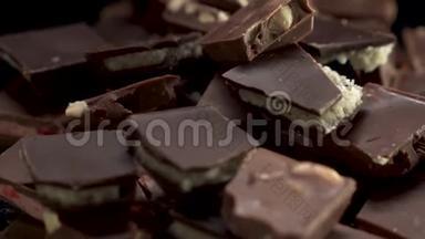 许多不同的巧克力在桌子上旋转。 草莓巧克力，巧克力与杏仁，巧克力与