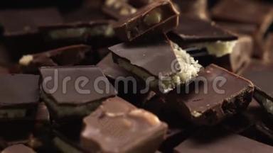 许多不同的巧克力在桌子上旋转。 草莓巧克力，巧克力与杏仁，巧克力与