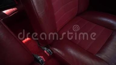 内部带有红色座椅的<strong>复古旧</strong>车。